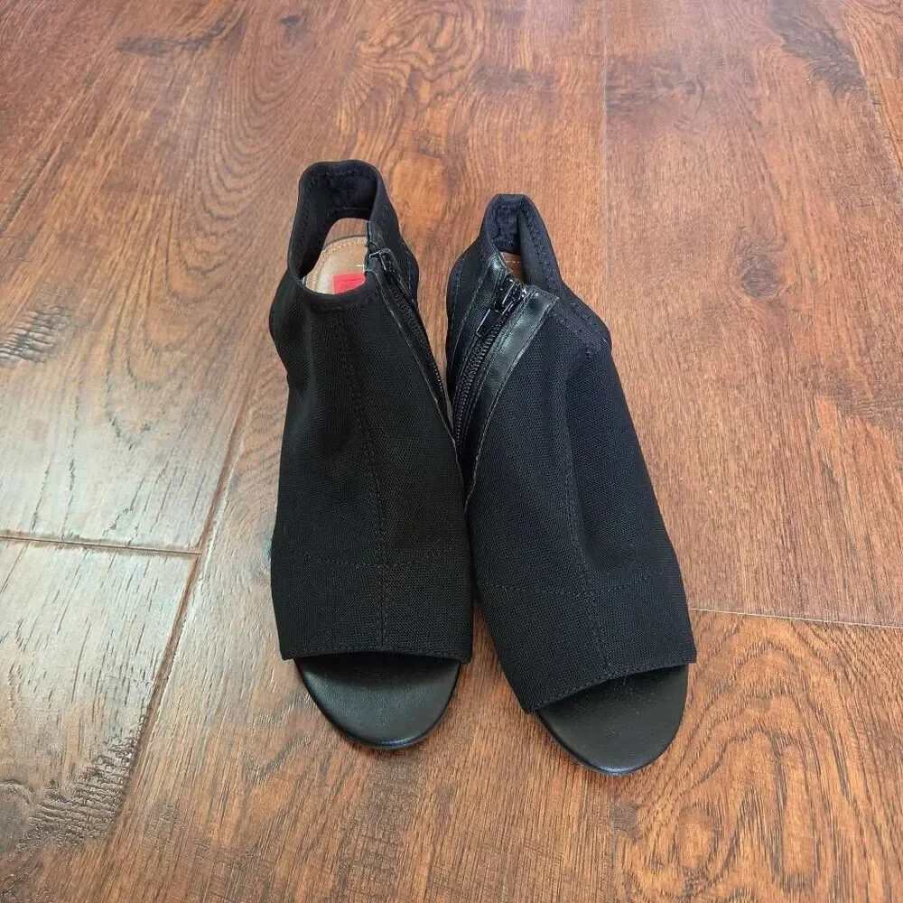 NWOT Tahari Sindi Wedges